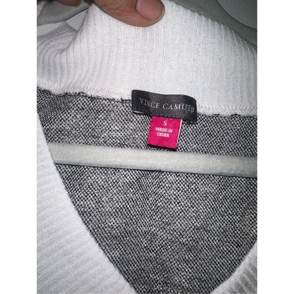 Vince Camuto Animal Print V Neck Long Sleeve Sweater Size S - Picture 2 of 4